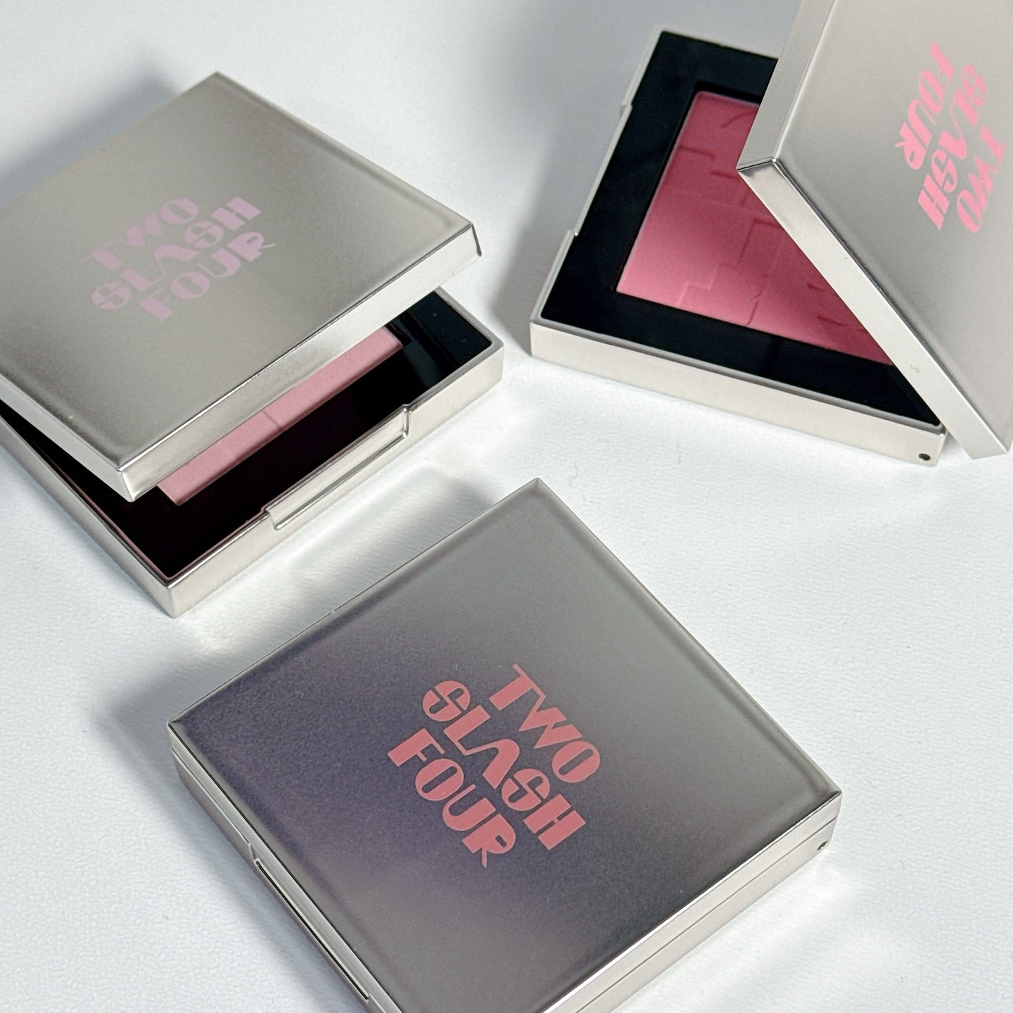 [ Mindy大推 - 現貨 ] Two Slash Four 微光澤胭脂 All Over Face Blush ( 附送胭脂掃 )
