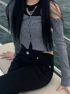 [ Pre-order ] Threetimes One-shoulder button tee