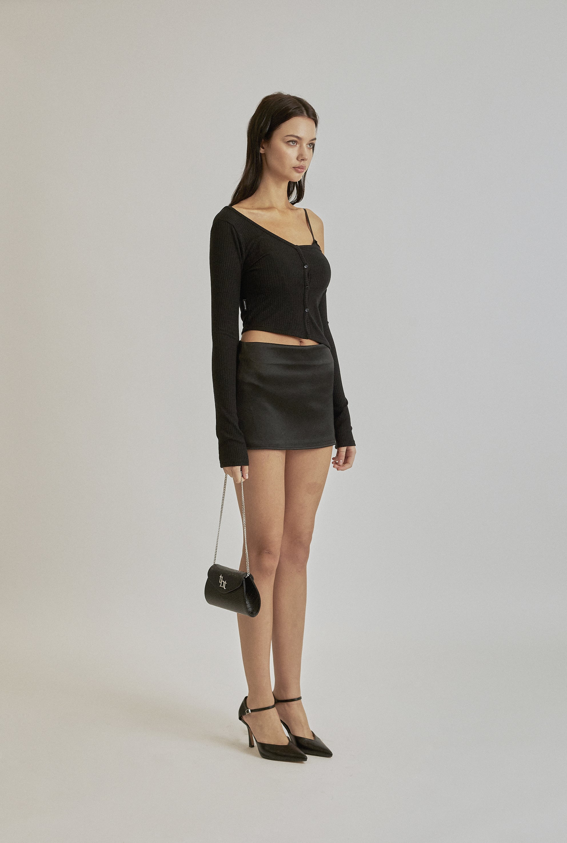 [ Pre-order ] Threetimes One-shoulder button tee