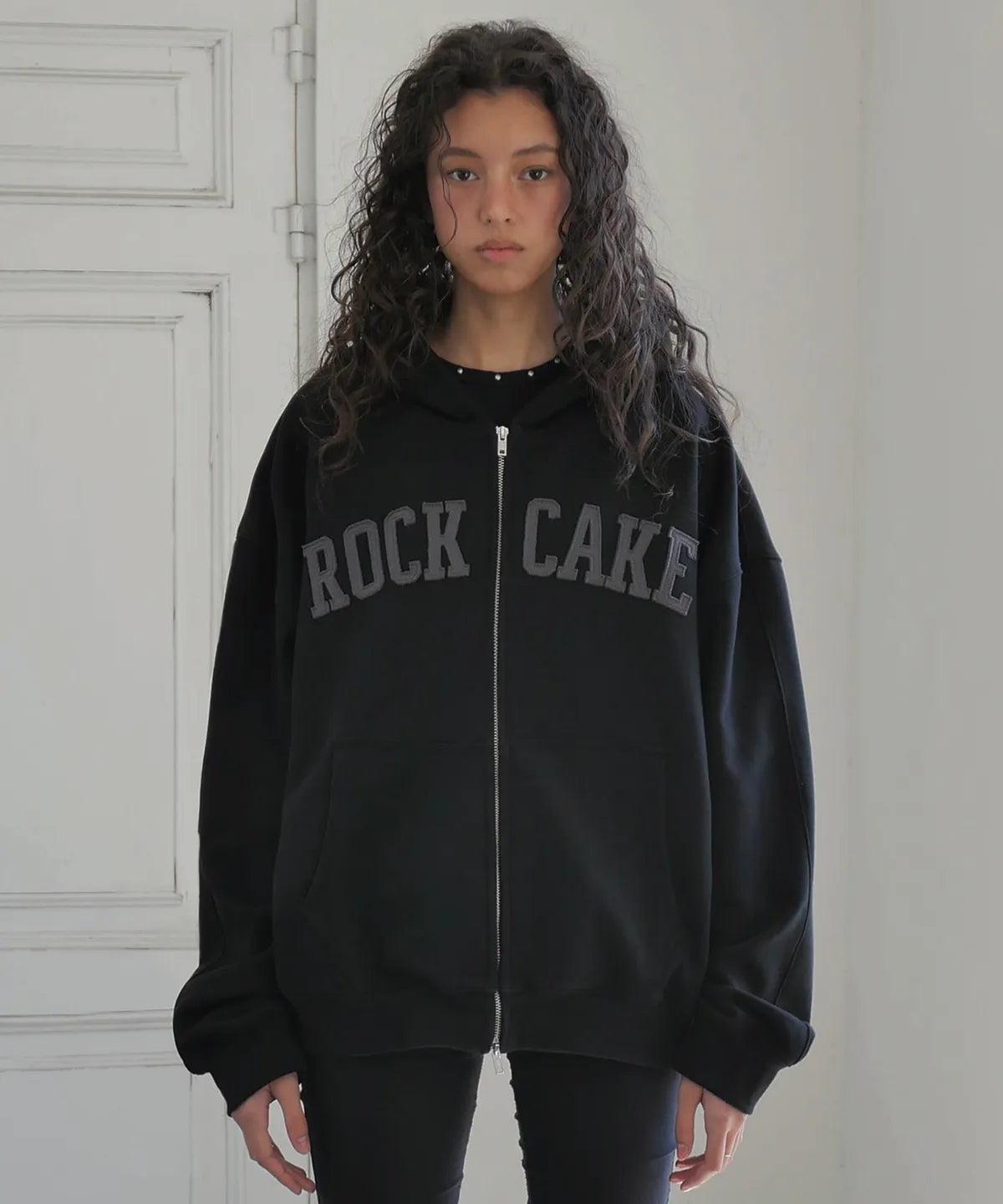 [ Pre-order ] Rockcake Arch Logo Zip Up Hoodie
