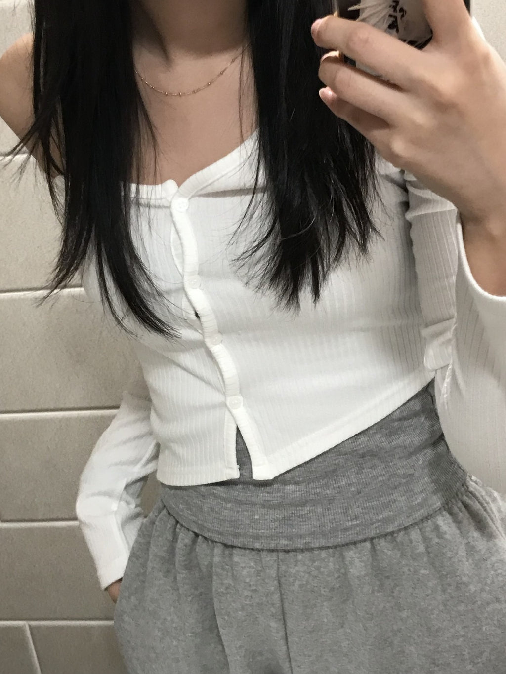 [ Pre-order ] Threetimes One-shoulder button tee