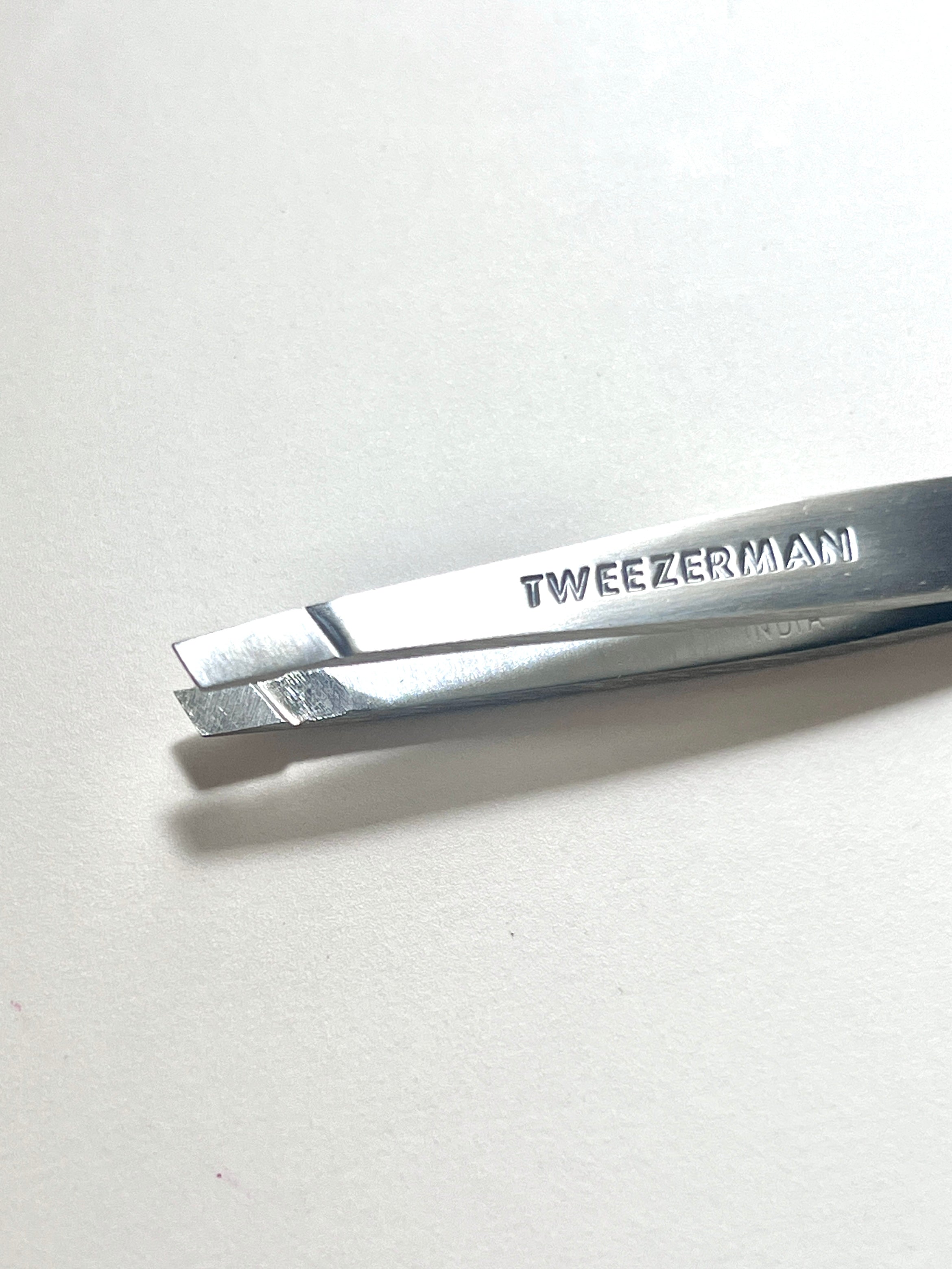 [ 來港中 ] Tweezerman🩶銀色迷你不鏽鋼斜型眉鉗 ( 男女適用 )