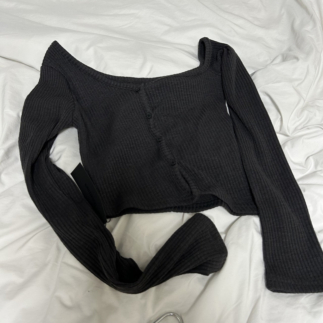 [ Pre-order ] Threetimes One-shoulder button tee