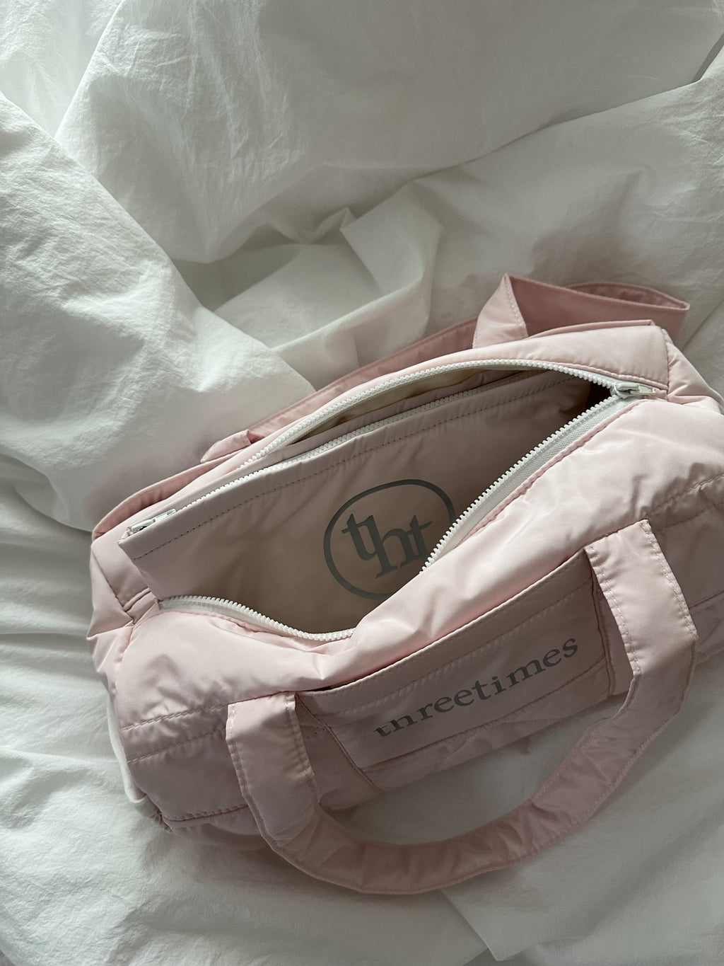 [ Pre-order ] Threetimes🤍Bebe pouch🎀