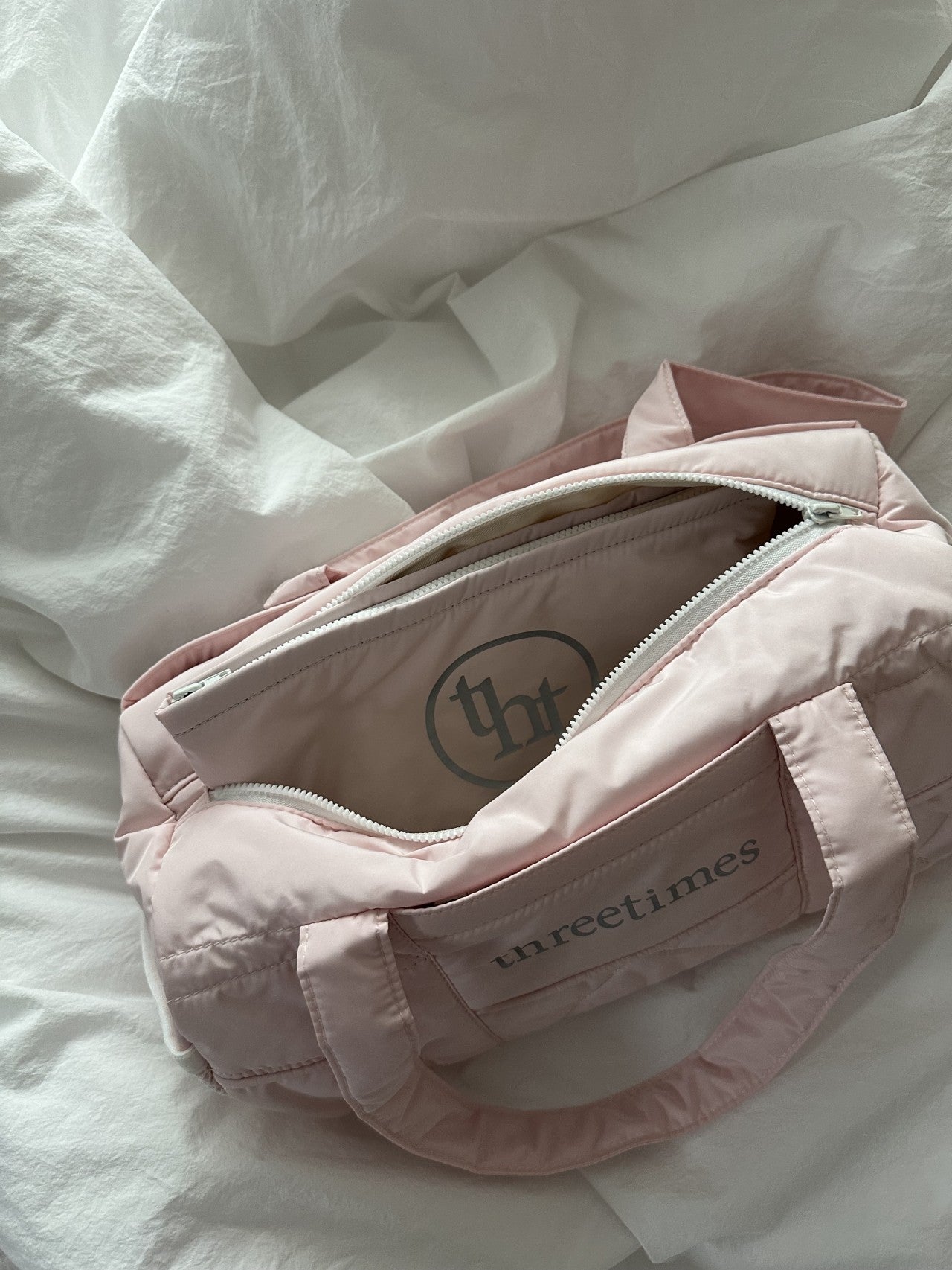 [ Pre-order ] Threetimes🤍Bebe pouch🎀