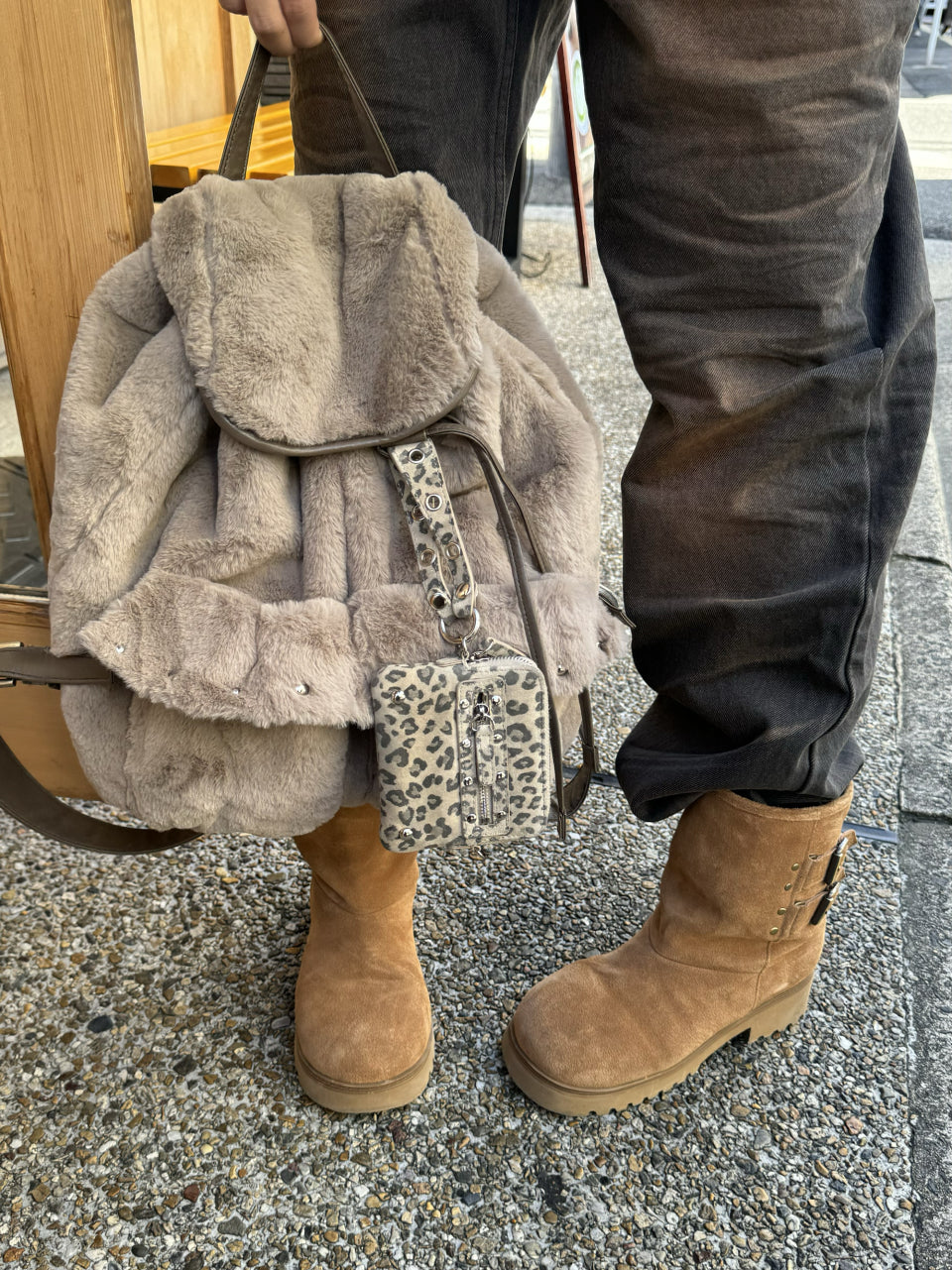 【DEINET】24FW POM POM FUR BACKPACK (MOCHA) POM POM FUR BACKPACK IN MOCHA - DEINET