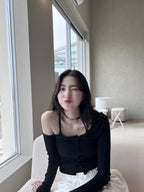 [ Pre-order ] Threetimes One-shoulder button tee