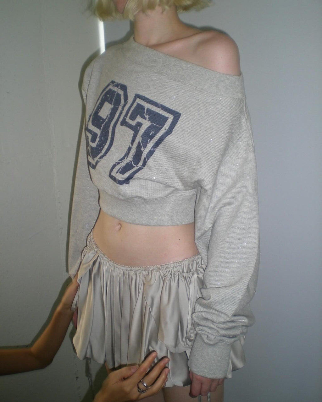 [ 現貨 ] Sculptor Off-Shoulder Cropped Sweatshirt