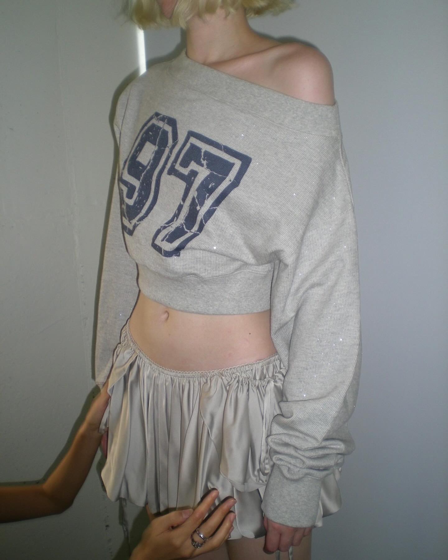 [ 現貨 ] Sculptor Off-Shoulder Cropped Sweatshirt