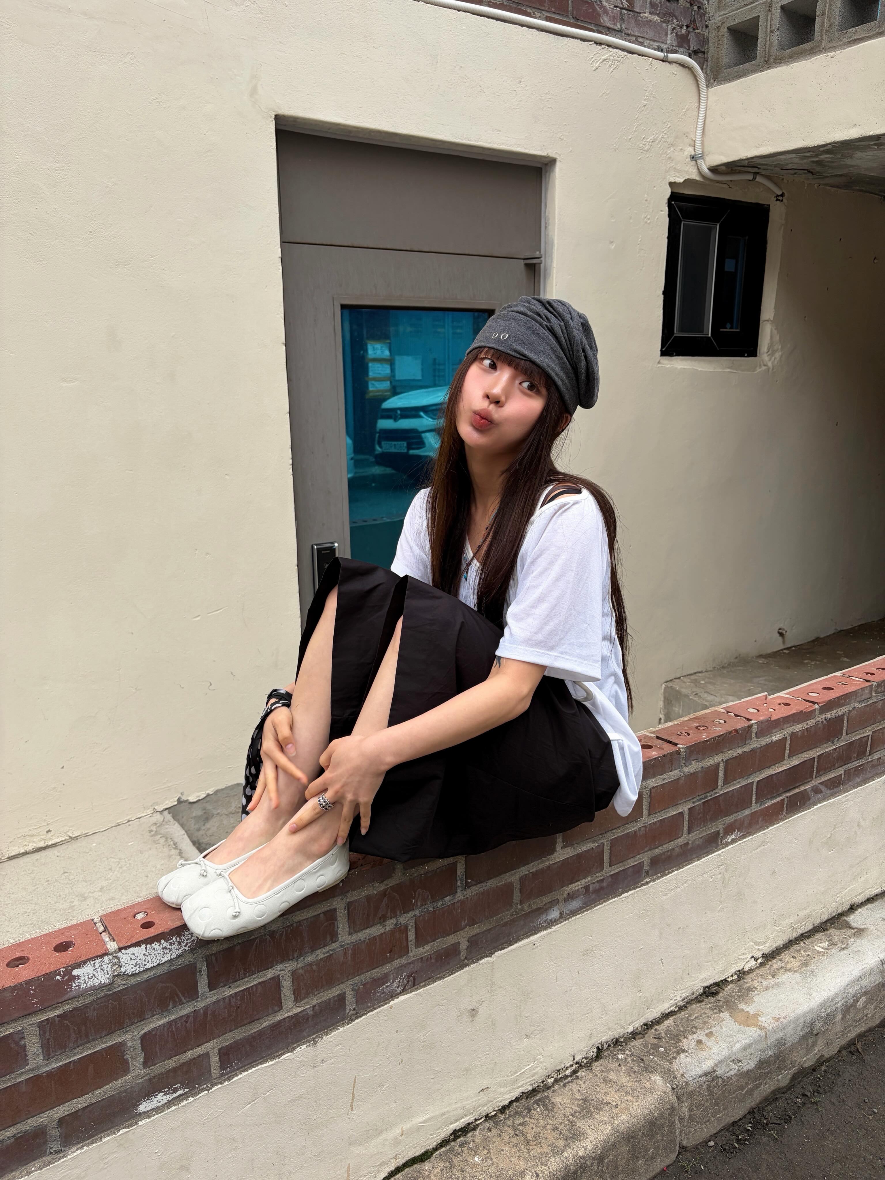 [ Pre-order ] Dot Square Flats