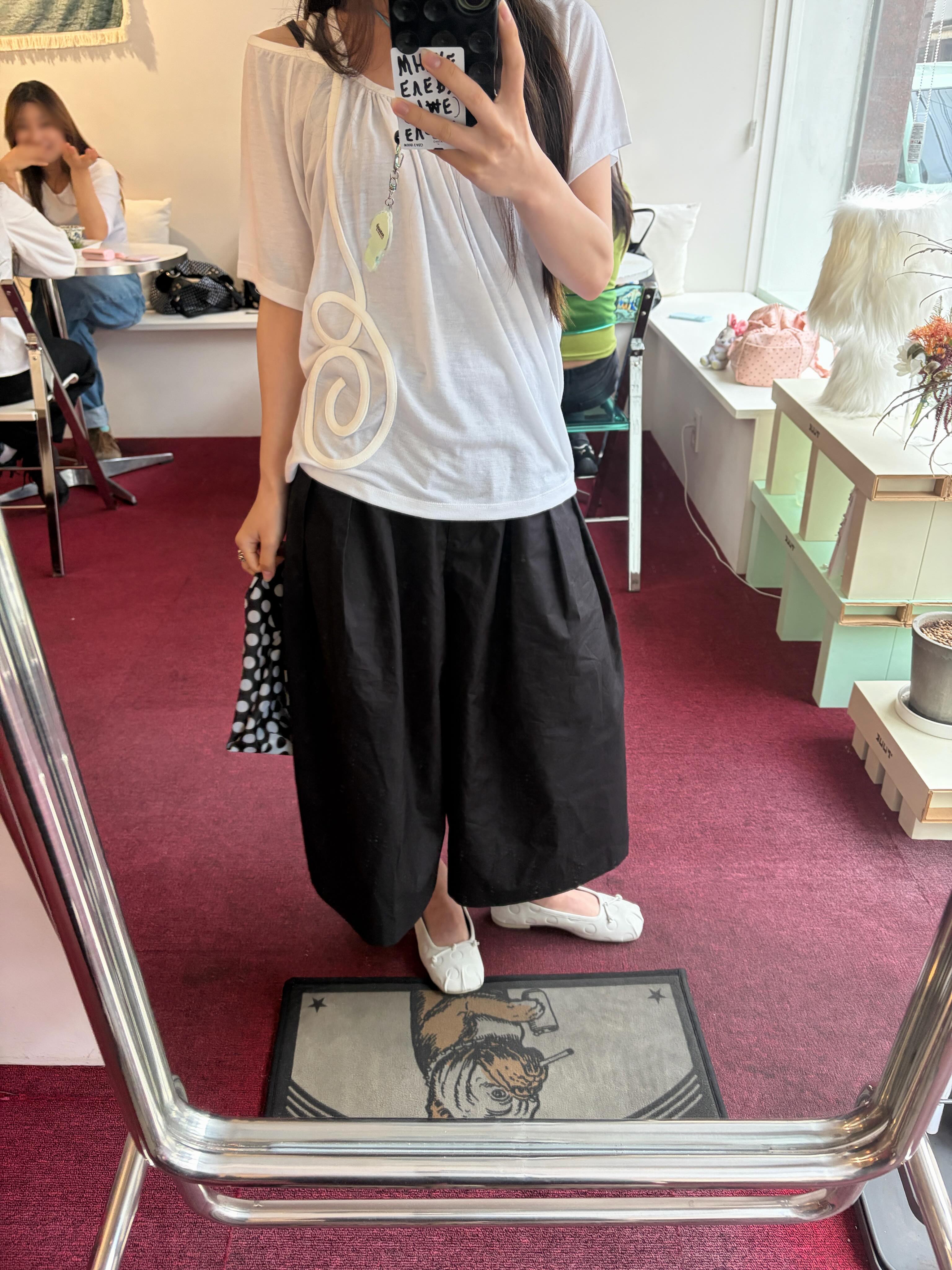 [ Pre-order ] Dot Square Flats