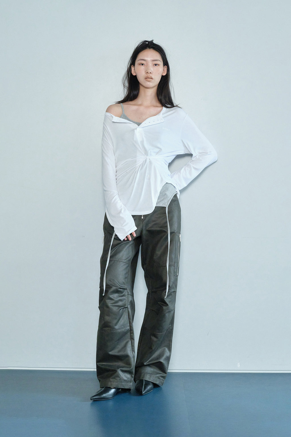 [ Pre-order ] Button Henley Neck Top